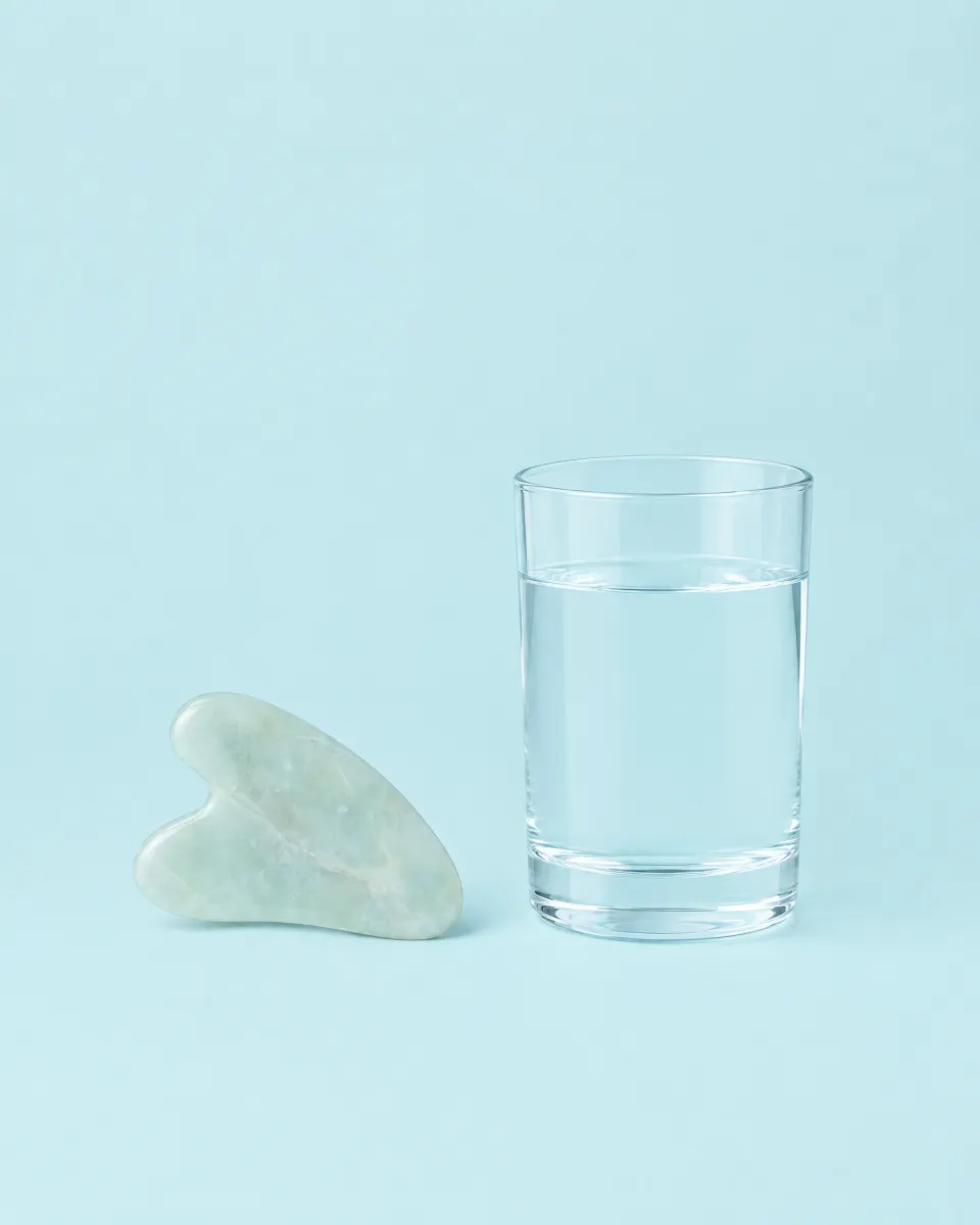 옅은 청록 바탕의 괄사 스톤과 물 한 잔